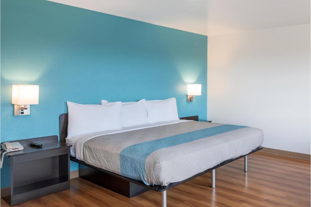 Deluxe King Room - Non-Smoking interior